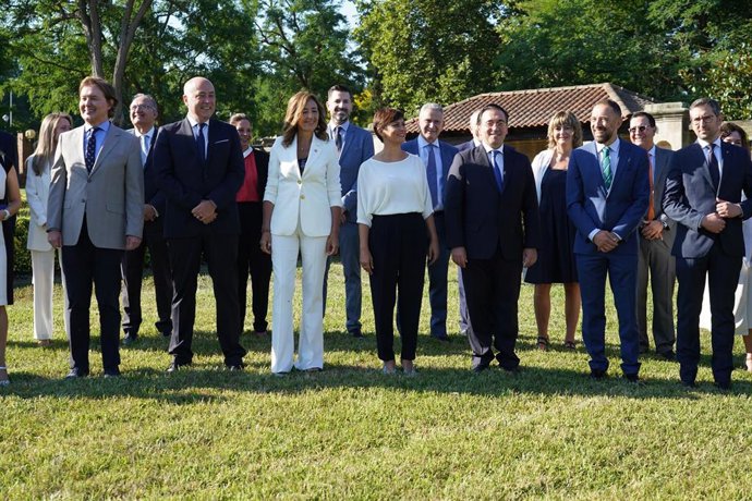 (I-D) Foto de familia, el alcalde de Leioa, Iban Rodríguez Etxebarria; la consejera vasca de Autogobierno, Olatz Garamendi; la ministra de Política Territorial y Portavoz, Isabel Rodríguez;  el ministro de Asuntos Exteriores, Cooperación y Unión Europea