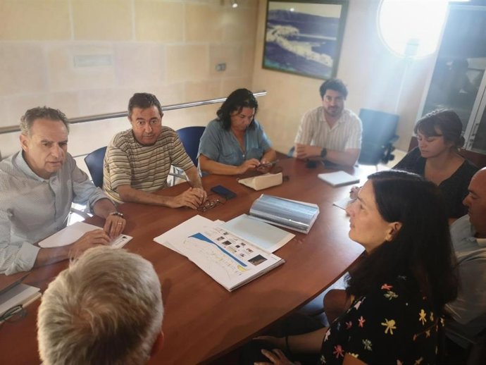 Reunión entre el director general de Transporte Marítimo y Aéreo, Xavier Ramis, y la gerente de Ports, Cristina Barahona, con el alcalde de Es Mercadal, Francesc Xavier Ametller, y con la presidenta de la Junta Local de Fornells, Eulria Garriga.