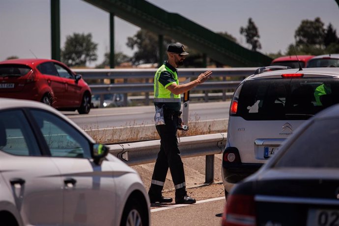 Un agente de la Guardia Civil durante un control en la autovía A-5,, a 1 de julio de 2022, en Madrid (España).