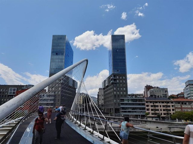 Archivo - Nubes y claros en Bilbao