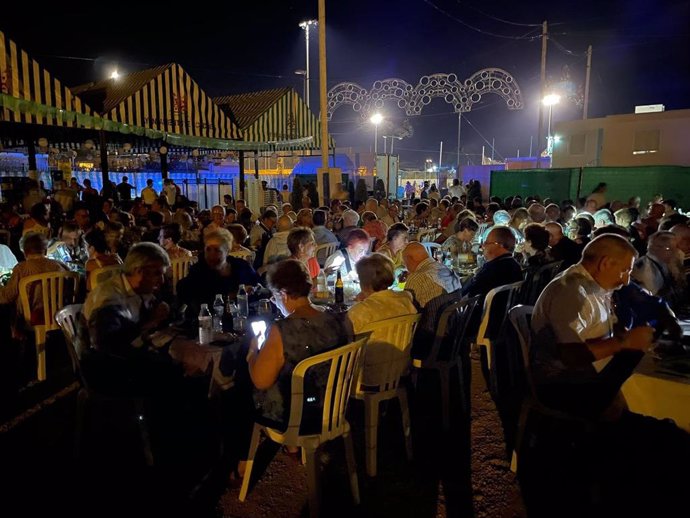 La cena de homenaje a los mayores en la Feria de Alcolea se tuvo que hacer a oscuras.