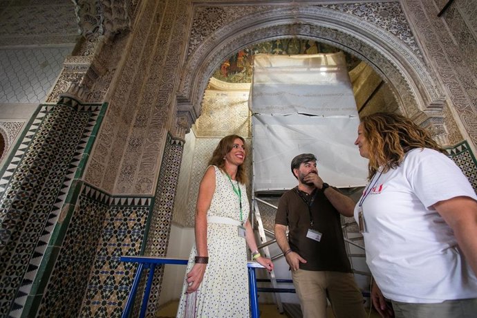 La Alhambra restaura las yeserías interiores de tres alcobas laterales de la Sala de los Reyes