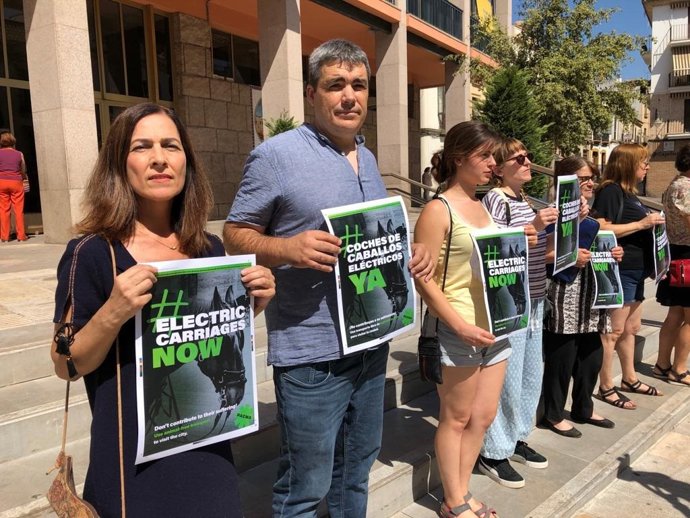 Pacma inicia la campaña '#CochesdeCaballosEléctricosYa'.