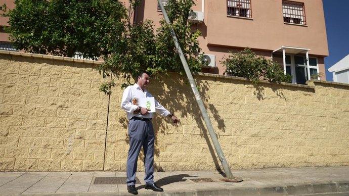 El portavoz de Vox en Alcalá, Juan Carlos Sánchez, durante su visita a 'Cruz de Marchenilla' de Alcalá de Guadaíra.