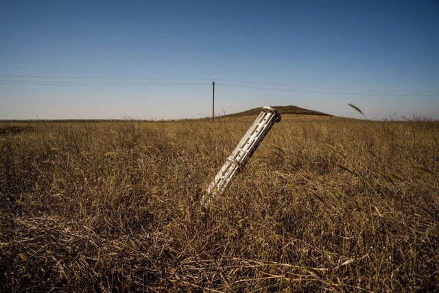 Archivo - Proyectil sin explotar en un campo de trigo en Mykolaiv, Ucrania