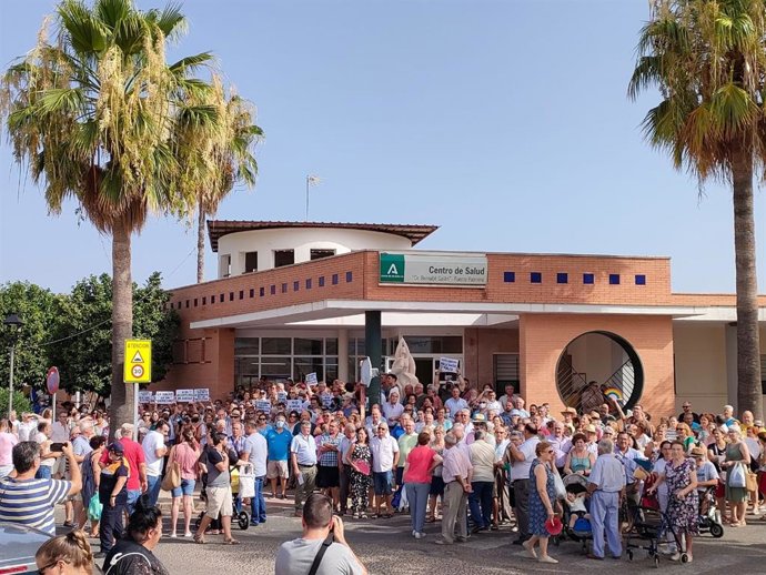 Concentración a las puertas del centro de salud de Fuente Palmera.
