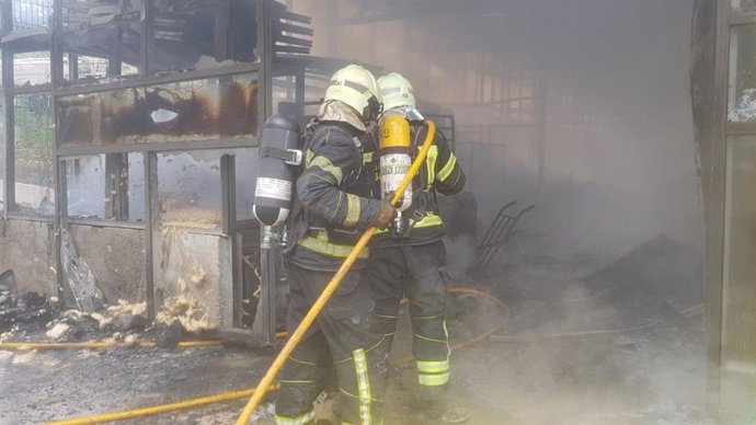 Los bomberos extinguen el incendio en el complejo hostelero