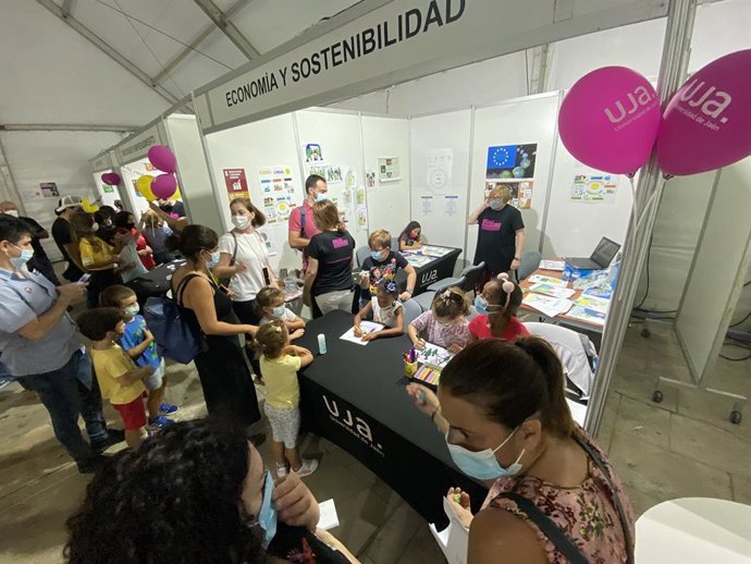 Archivo - Participantes en una edición anterior de La Noche Europea de los Investigadores.