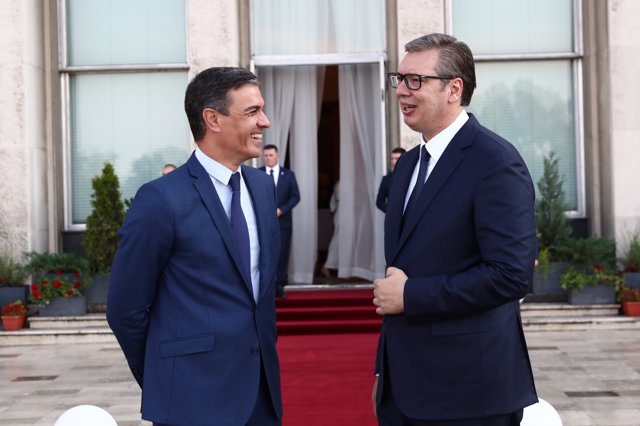 El presidente del Gobierno, Pedro Sánchez, y el presidente de Serbia, Aleksandar Vucic. 