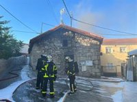 Bomberos de la Comunidad extinguen un incendio en una cocina de un restaurante en Los Molinos