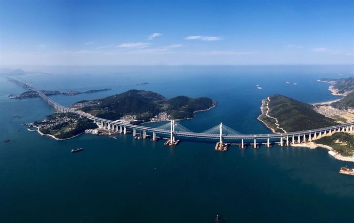 El puente sobre el mar más largo del mundo, el puente de carretera y ferrocarril del estrecho de Pingtan en Pingtan, Fujian