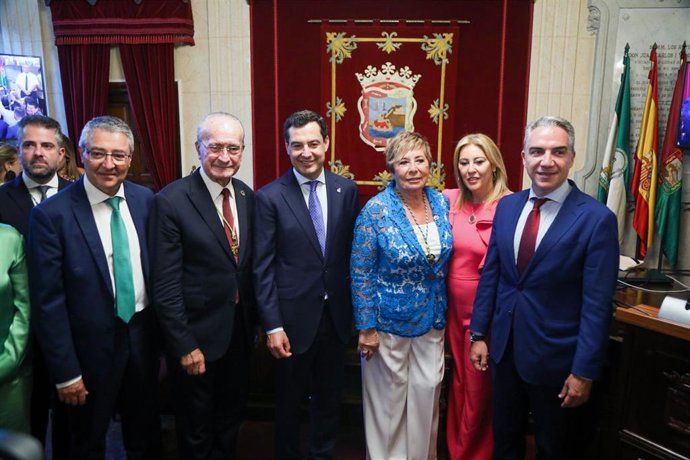 La exalcaldesa Celia Villalobos recibe la Medalla de la Ciudad de Málaga y el título de Hija Predilecta.