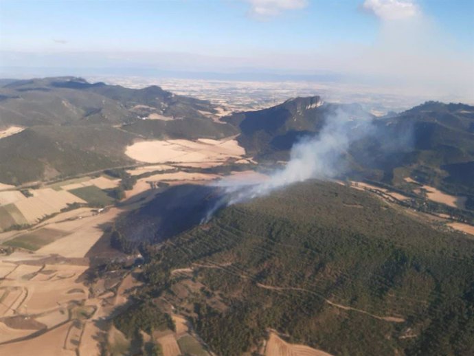 Efectivos de emergencias riojanos colaboran en la extinción de un incendio en la localidad burgalesa de Orón