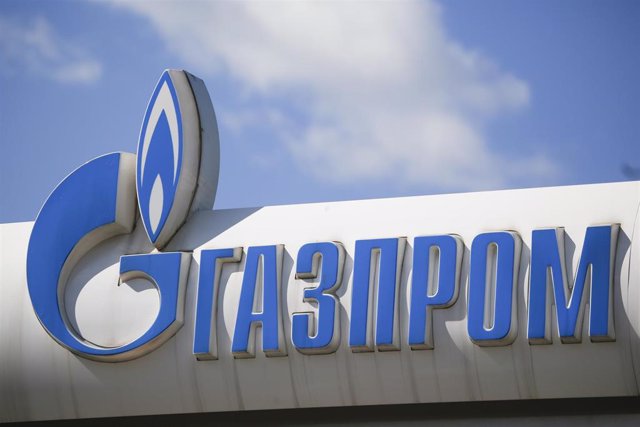 Archivo - Logotipo de Gazprom en una gasolinera de Moscú