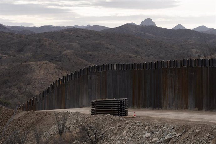 Archivo - Muro fronterizo en Arizona