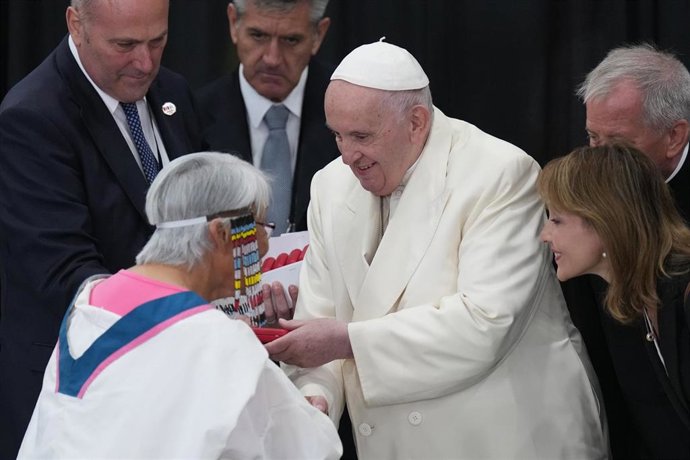 El Papa Francisco saluda a personas indígenas después de llegar a Iqaluit, en Canadá, durante su visita papal por el país.