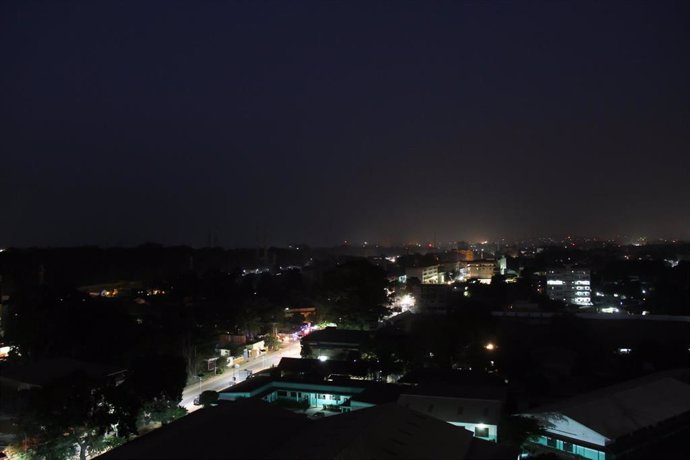 Archivo - Imagen de archivo que muestra la ciudad de Conacry de noche, capital de Guinea.