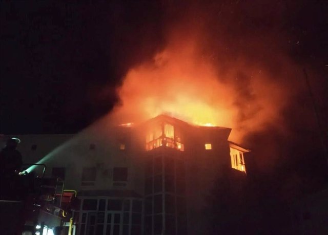 Casa incendiada tras el ataque a Nikopol, Ucrania.