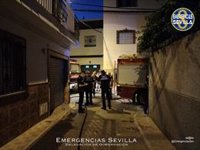 Hospitalizado un varón de 70 años por inhalar humo tras el incendio de su vivienda en Sevilla