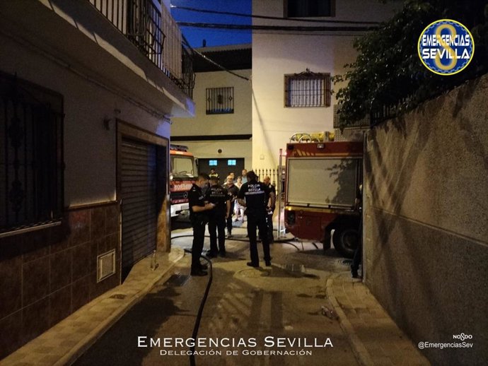 Hospitalizado un varón de 70 años por inhalar humo tras el incendio de su vivienda en Sevilla