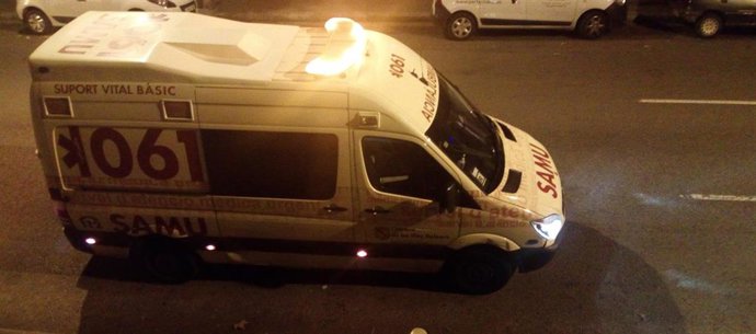 Archivo - Ambulancia del SAMU 061 de Baleares durante un servicio de noche. Recurso.