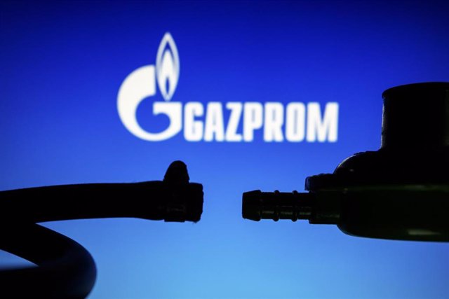 Archivo - Montaje de suministro de gas de Gazprom