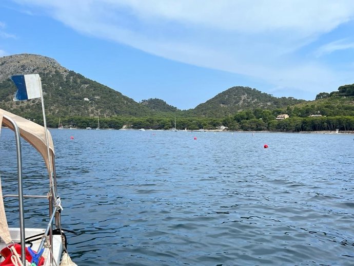 Ports IB instala las boyas del campo de fondeo de Formentor