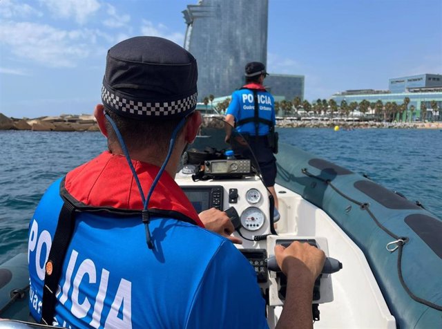 Imagen de dos agentes del Grupo de Playas de la Guardia Urbana durante el patrullaje con Europa Press, a día 29 de julio de 2022