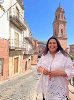 La alcaldesa de Montoro, Dolores Amo, con el Ayuntamiento al fondo.