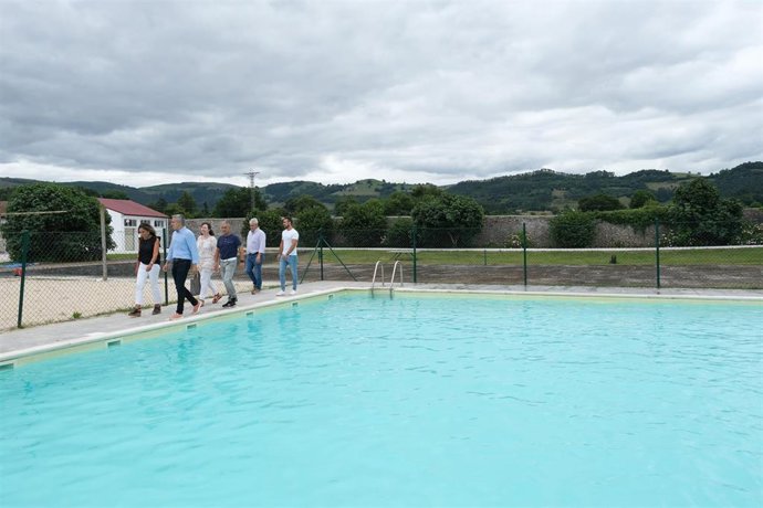 El vicepresidente y consejero de Universidades, Igualdad, Cultura y Deporte, Pablo Zuloaga, visita la piscina del albergue juvenil de Solórzano