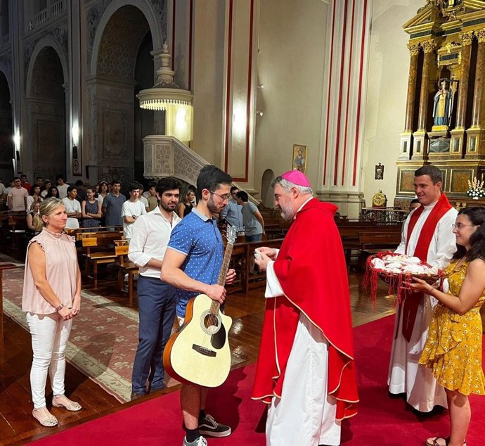 El arzobispo de Zaragoza, monseñor Carlos Escribano, reparte las conchas del peregrino a los jóvenes aragoneses que participan en la Peregrinación Europea.