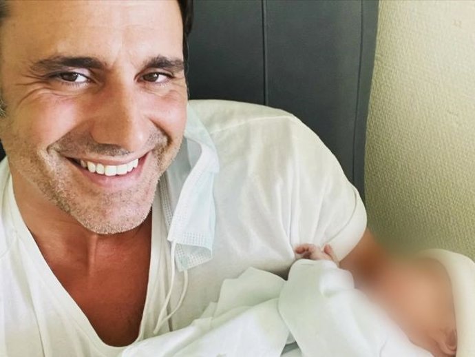 Ion Aramendi junto a su tercera hija, Marieta