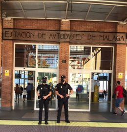 Dos agentes de la Policía Nacional en la estación de autobuses de Málaga capital