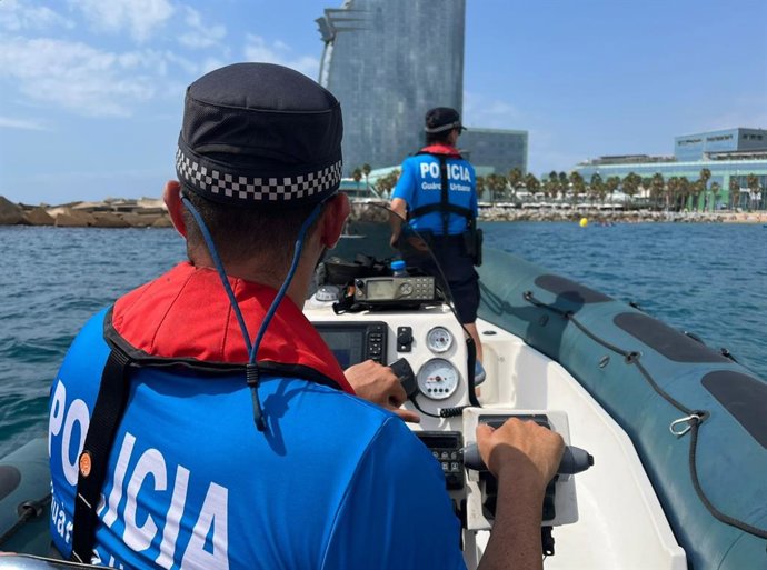 Imatge de dos agents del Grup de Platges de la Gurdia Urbana durant el patrullatge amb Europa Press