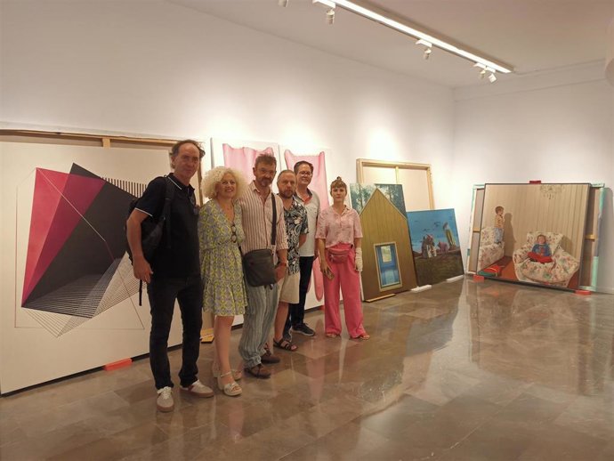 El jurado junto a las obras premiadas.