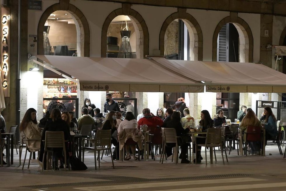 Archivo - Ciudadanos en una zona de cañas/copas la noche, a 11 de febrero de 2022, en A Coruña