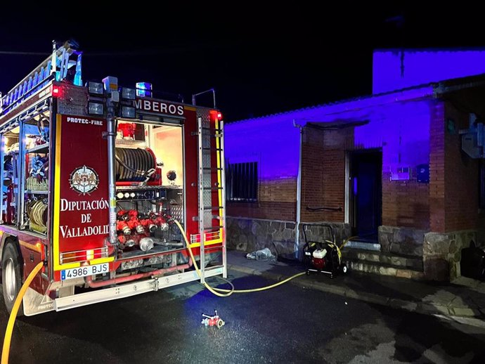 Dotación Bomberos Diputación de Valladolid en el incendio en Nava de la Asunción.