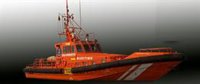 Salvamento Marítimo rescata a un migrante que se encontraba a la deriva sobre una tabla en el Estrecho de Cádiz