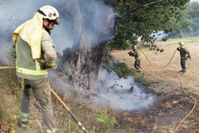 Varios bomberos trabajan en la extinción del fuego de Folgoso do Courel, a 20 de julio de 2022, en Folgoso do Courel, Lugo, Galicia (España). La Consellería de Medio Rural ha elevado a más 1.400 los desalojados por incendios en 80 núcleos en los fuegos 