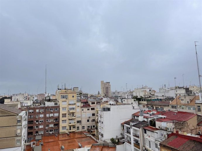 Archivo - Cielo nuboso y lluvia en Valncia