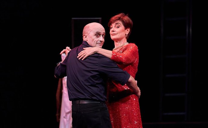 Archivo - Pepe Viyuela (Tartufo) baila con Silvia Espigado (Elmira) en una escena del montaje.