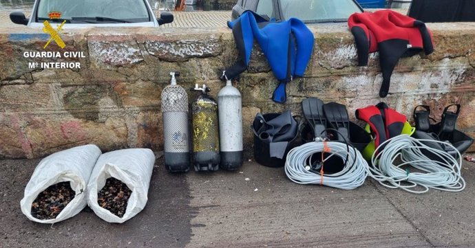Investigados siete furtivos por extraer 900 kilos de marisco de forma ilegal en la provincia de A Coruña