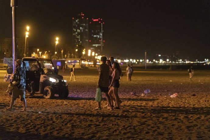 Archivo - Joves abandonen de nit la platja de la Barceloneta