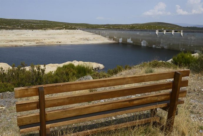 Archivo - Vista general sobre el estado del embalse de Cenza en la cuenca Miño-Sil, a 24 de agosto de 2021, en Galicia, (España). En Salas -en Ourense-, los informes de la Xunta de Galicia indican que su actual nivel de ocupación es del 27,3%. En el cas