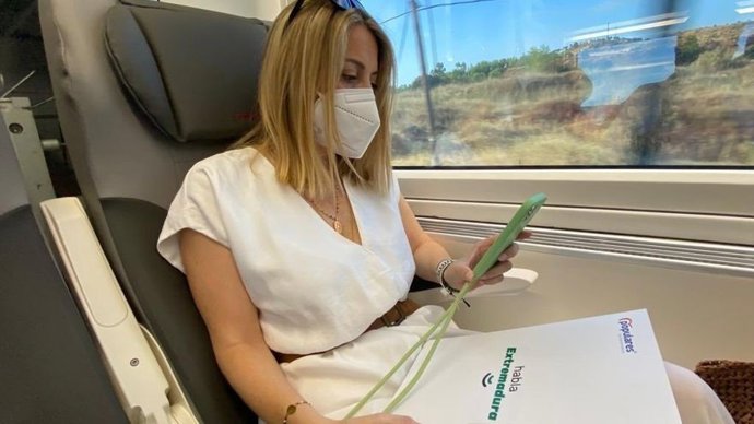 La presidenta del PP de Extremadura, María Guardiola, en el tren Alvia de Cáceres a Madrid.