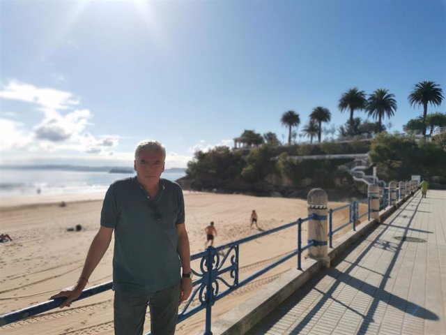 El portavoz del PRC en el Ayuntamiento de Santander, José María Fuentes-Pila, en la Segunda playa del Sardinero, en la zona antes acotada para las palas