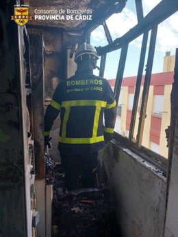 Una mujer trasladada al hospital en San Fernando tras un fuego en su vivienda por una explosión de gas