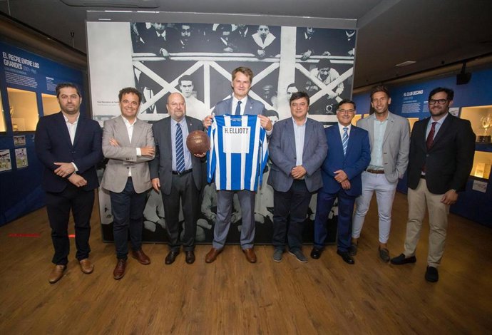 Visita al Estadio y Museo del Recreativo del embajador británico en España, Hugh Elliott
