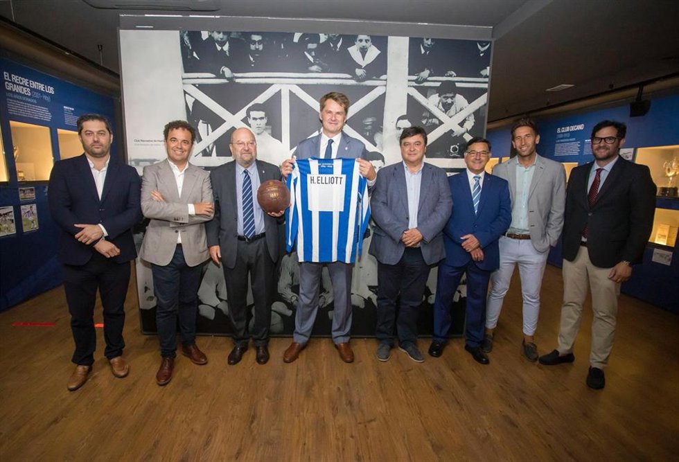 Visita al Estadio y Museo del Recreativo del embajador británico en España, Hugh Elliott