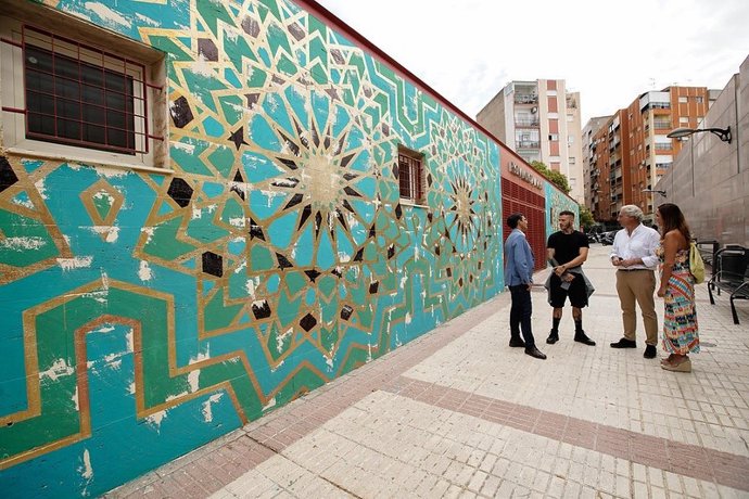 Granada concluye el embellecimiento de la fachada de la piscina Arabial con un mural inspirado en la Alhambra